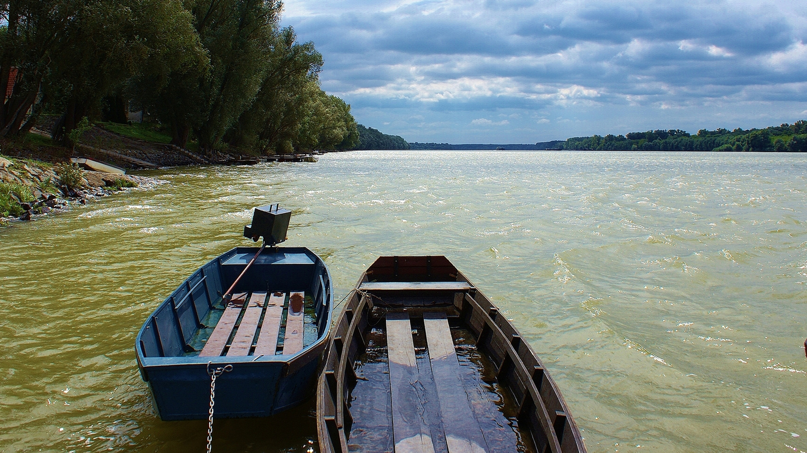 A Duna szeles időben Érsekcsanádnál