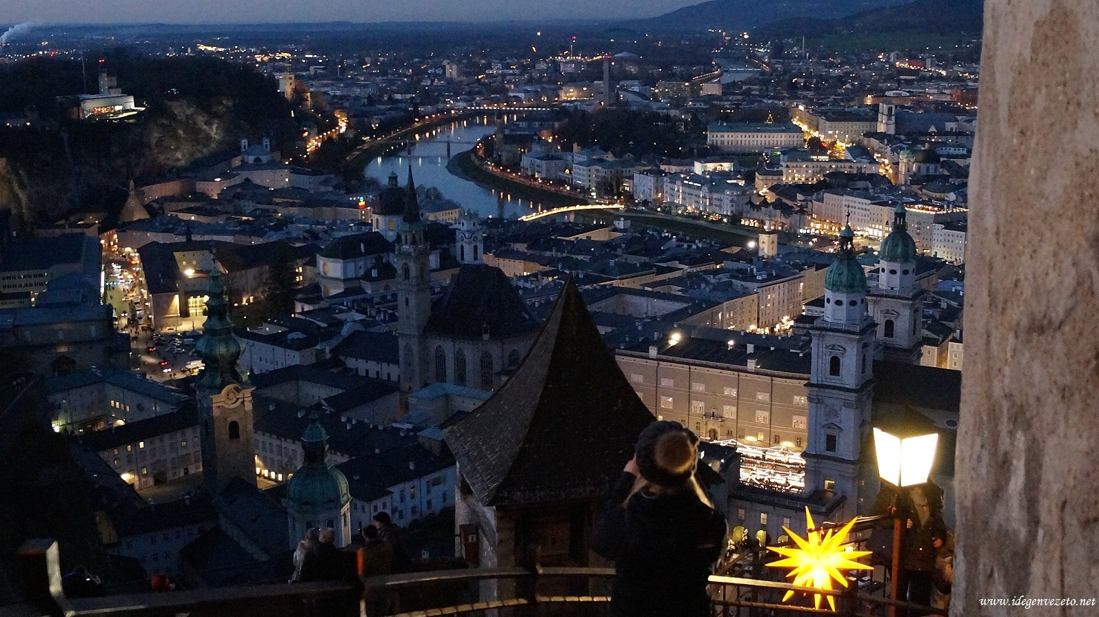 Salzburg a fellegvárból advent idején