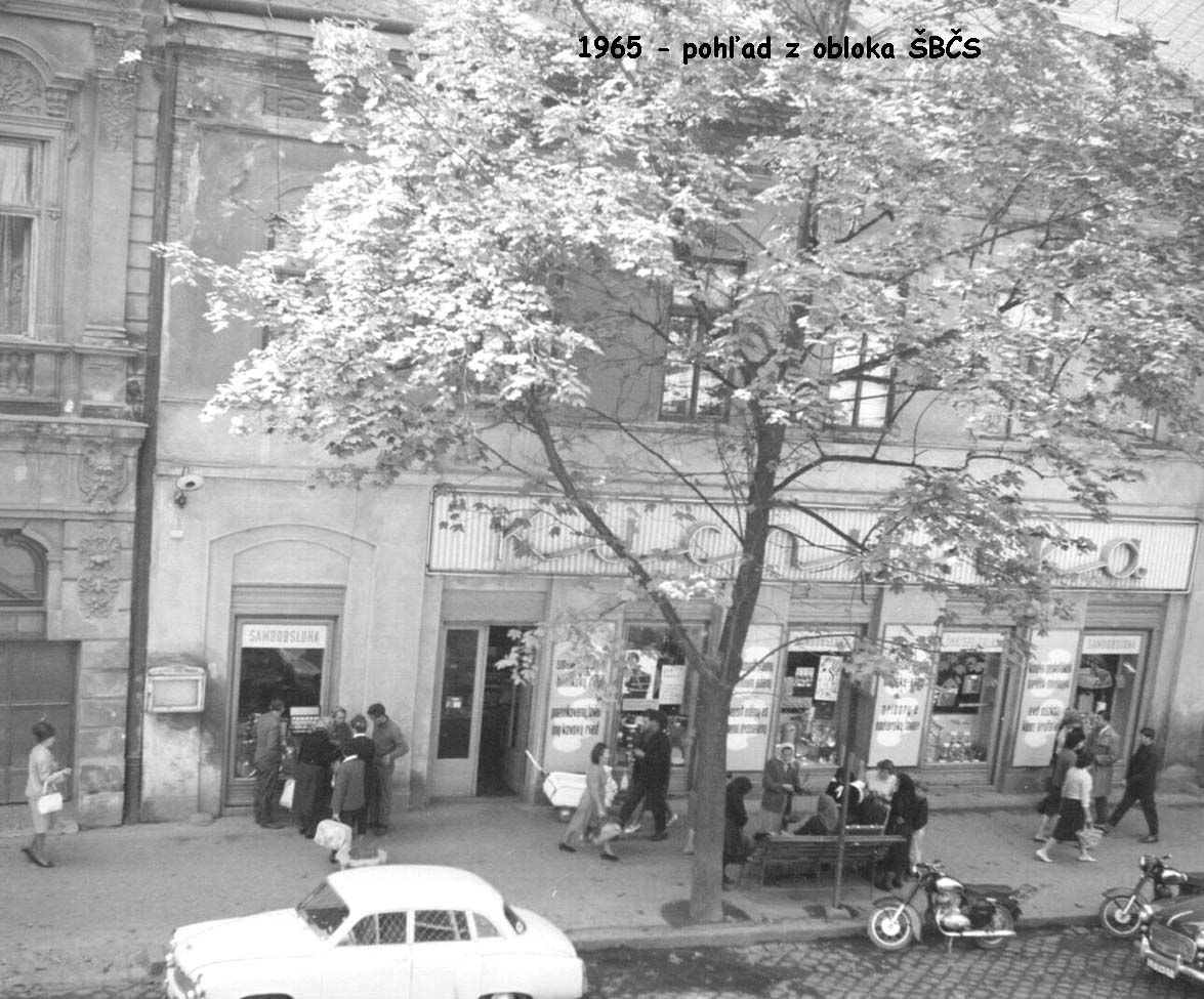 1965 - Lučenec, pohľad z obloka banky na predajňu Kuchynka