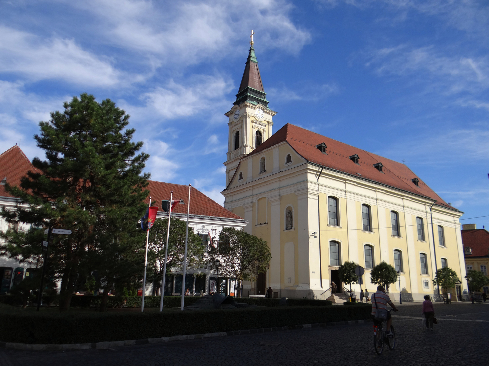 Tér templommal