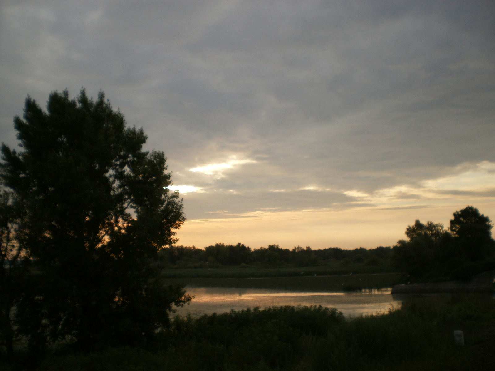 Hajnal a Tisza-tónál