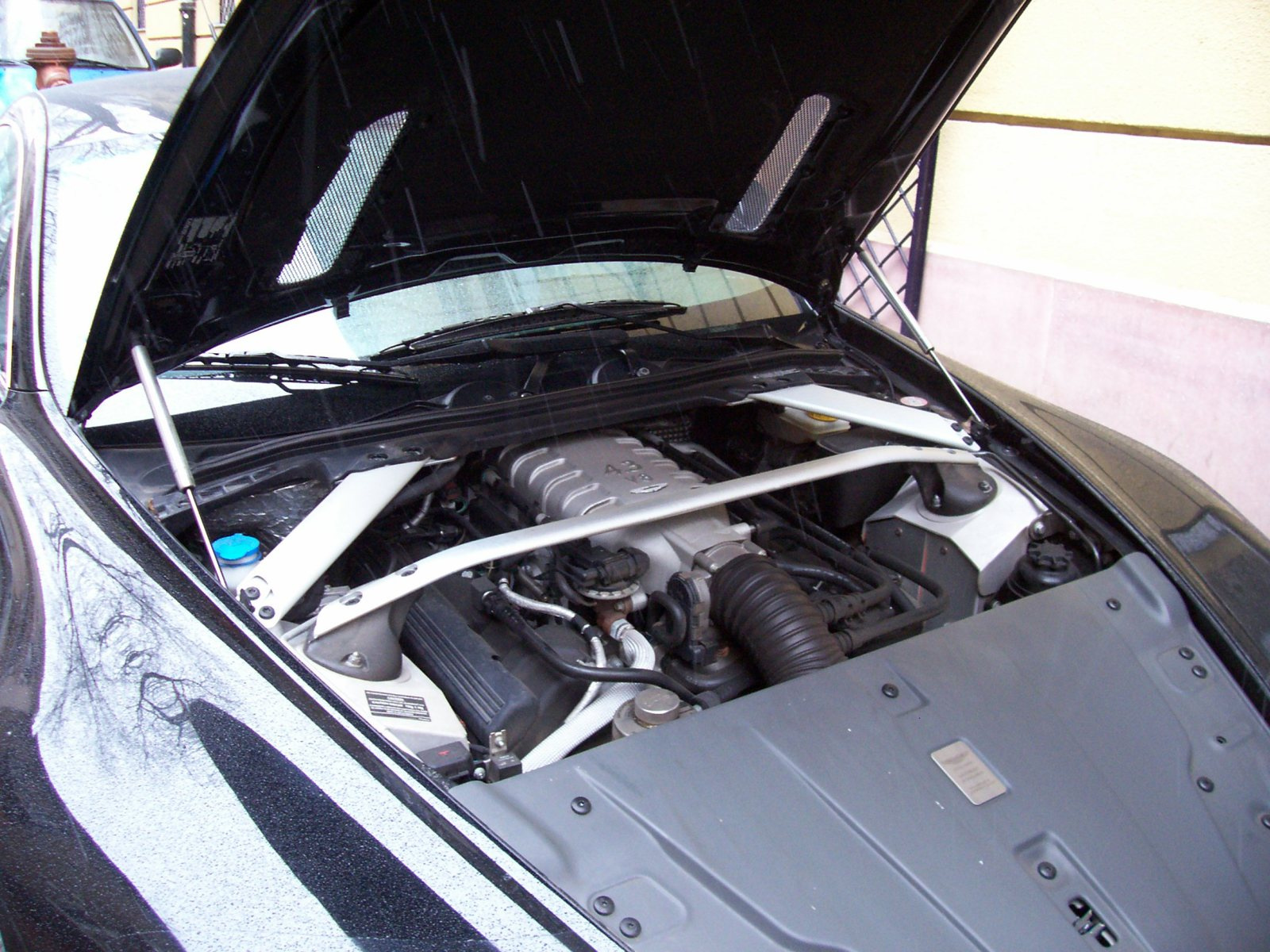 Aston Martin V8 Vantage (13)