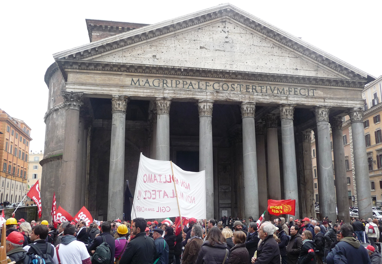 Róma - Tüntetés a Pantheon előtt