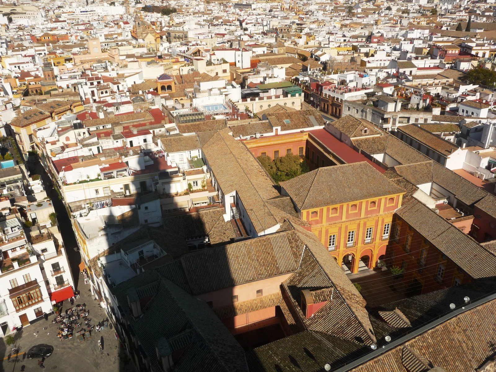 Sevilla a torony árnyékával