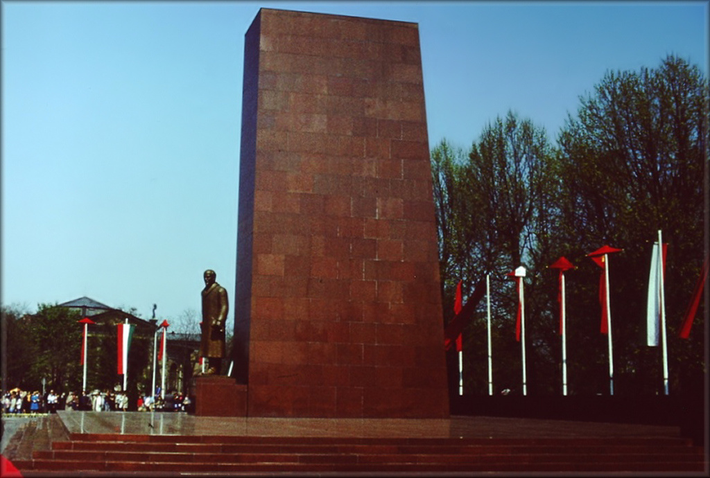 56osokTere-FelvonulasiTer-Regi1-Lenin