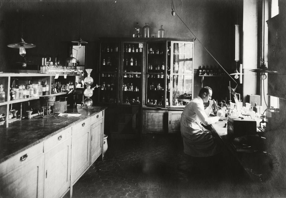 SOTE-Klinikak-1920asEvek-Laboratorium-fortepan.hu-74487
