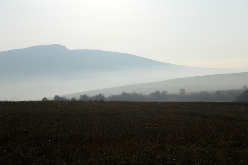 Makkoshotyka után, őszi ködben. (Fotó: Papp Géza, kektura.blog.hu)