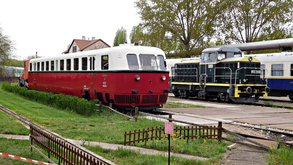Árpád motorvonat + M32