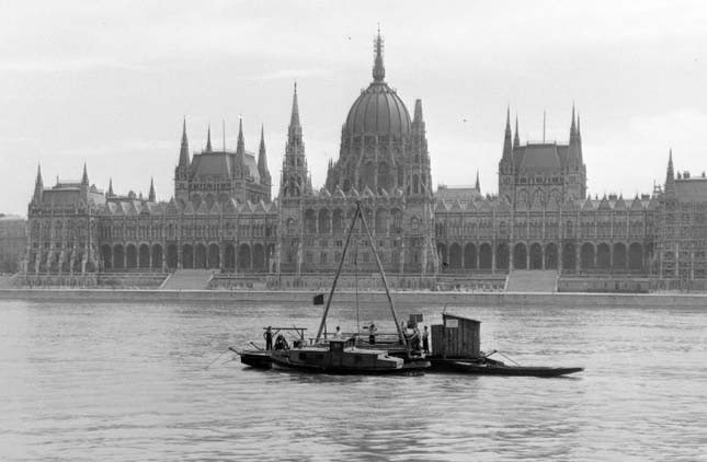 1952-ben-ilyen-uszályokon-végezték-a-próbafúrást-a-Metró-építésh