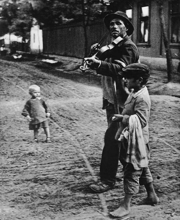 André Kertész. Vak muzsikus, 1921.