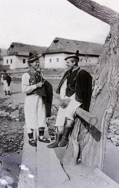 Beszélgető legények Gyetván. 1906.