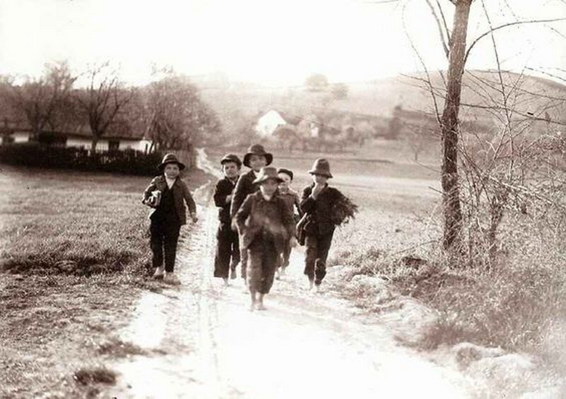 Iskolába igyekvő gyerekek Nagy-Écsen, 1905 körül