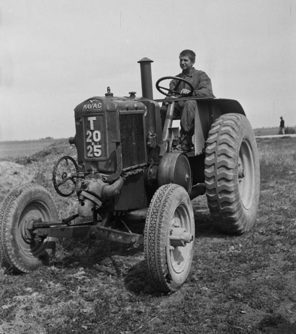 MÁVAG T20-25 típusú izzófejes traktor.0