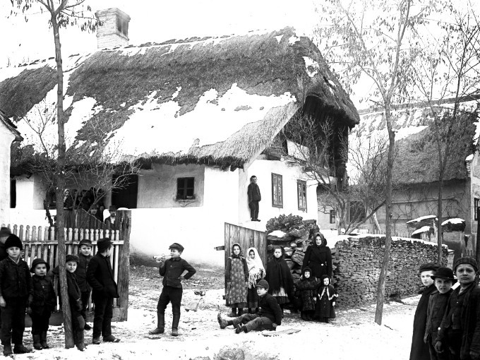 Öreg ház a környékbeli gyerekekkel Zalaapáti , 1909.