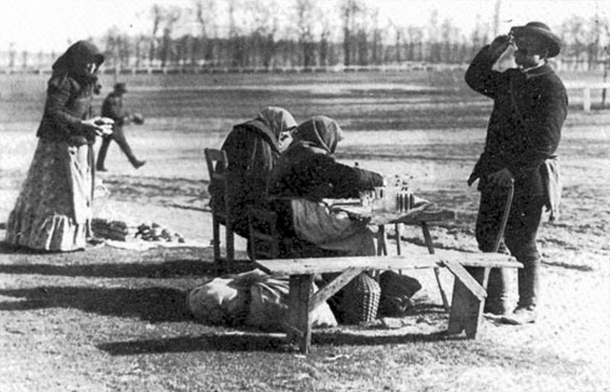 Pálinkát áruló kofák. Debrecen, 1932.