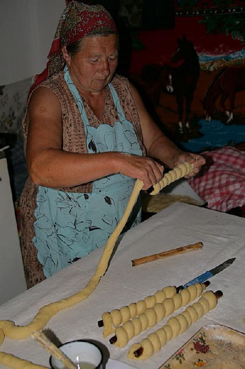 Cirokszárra tekert kiskürtős-kalács, kemencében (3)