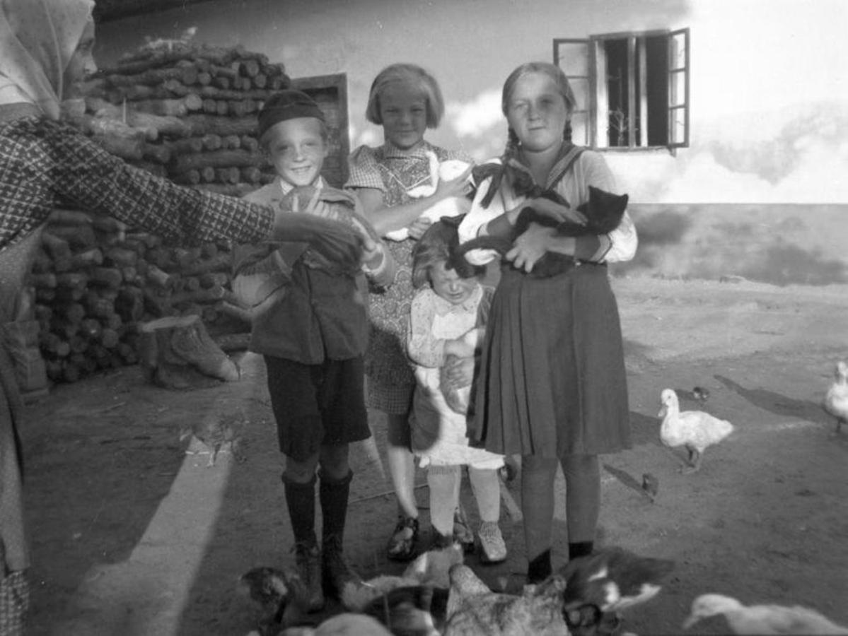 Gyerekek csoportképe állatokkal 1940-ben 1023x768 1199x900