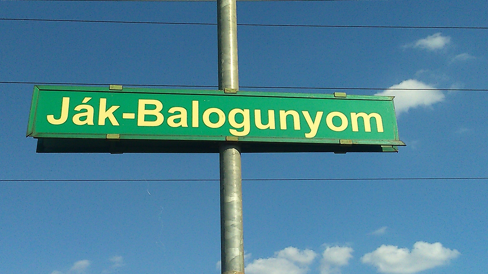 Ják-Balagunyom állomás névtáblája a villany póznán