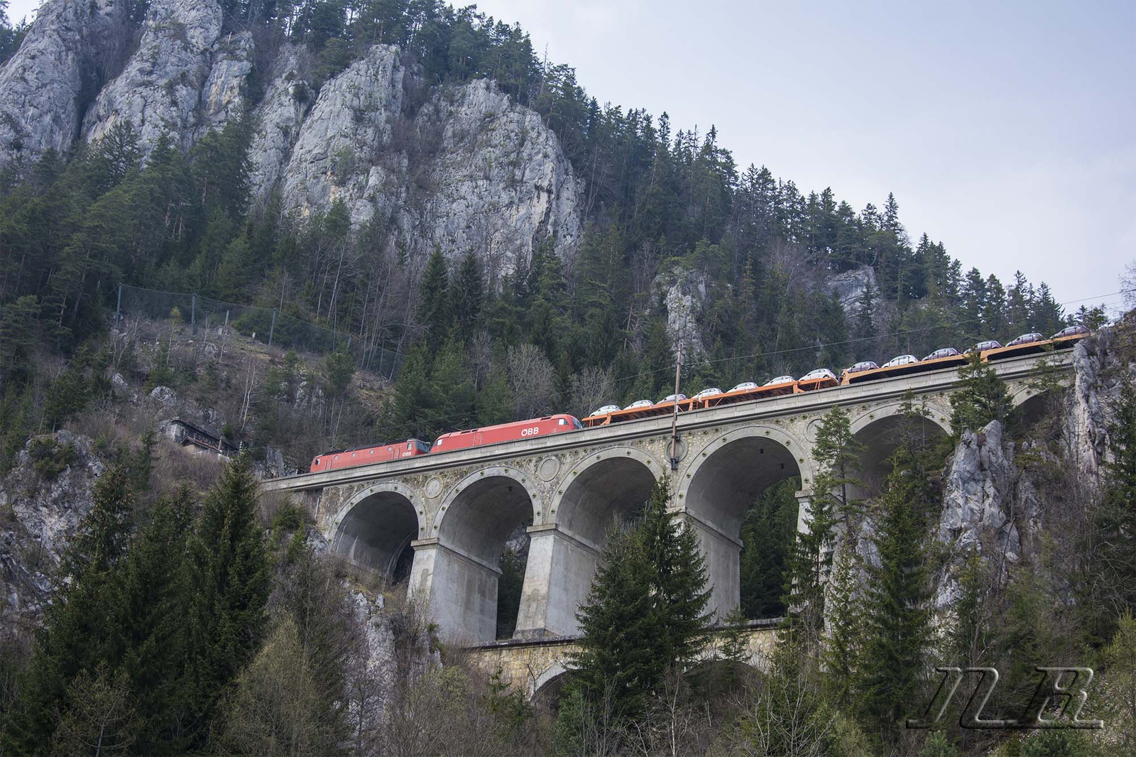 Breitenstein után halad a Semmeringbahn legszebb szakaszán az au