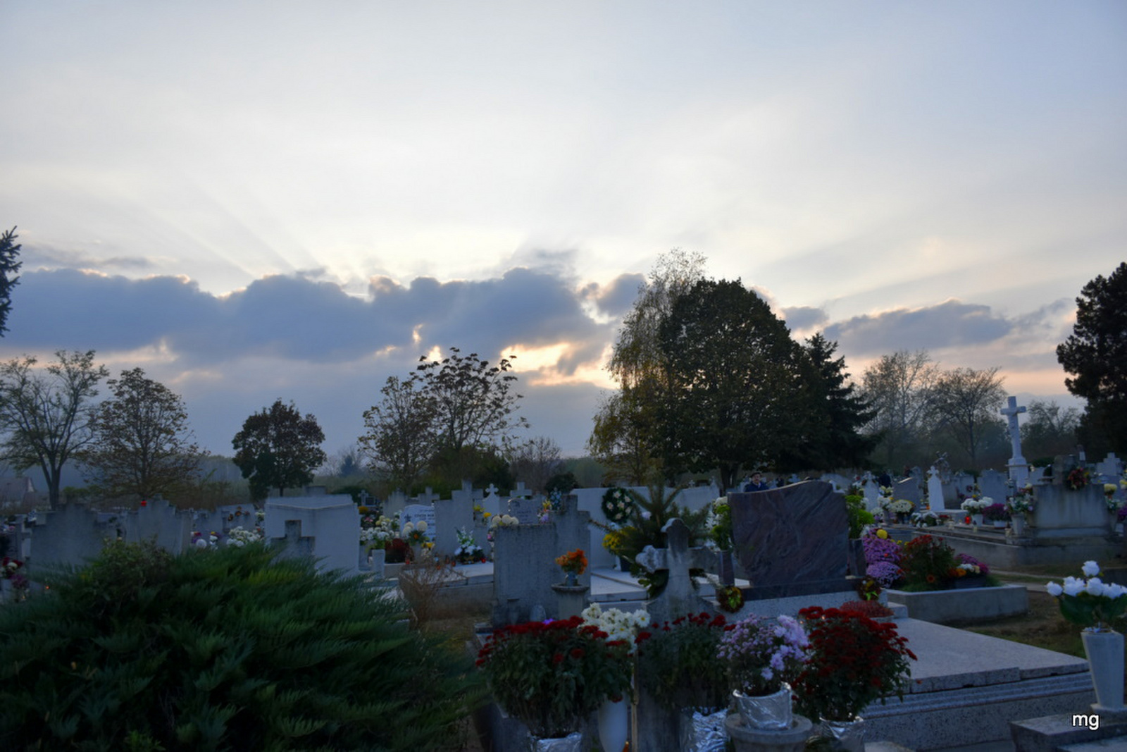 Fények, felhők a temető fölött