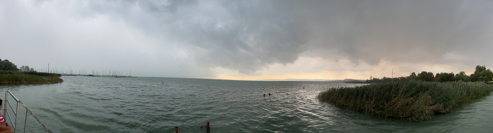 Siófokon esik Balatonfüreden süt a nap