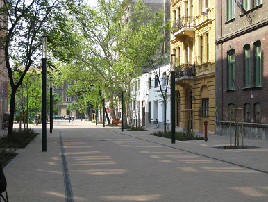 A nemrég átadott sétálóutca (Bauer Sándor utca)