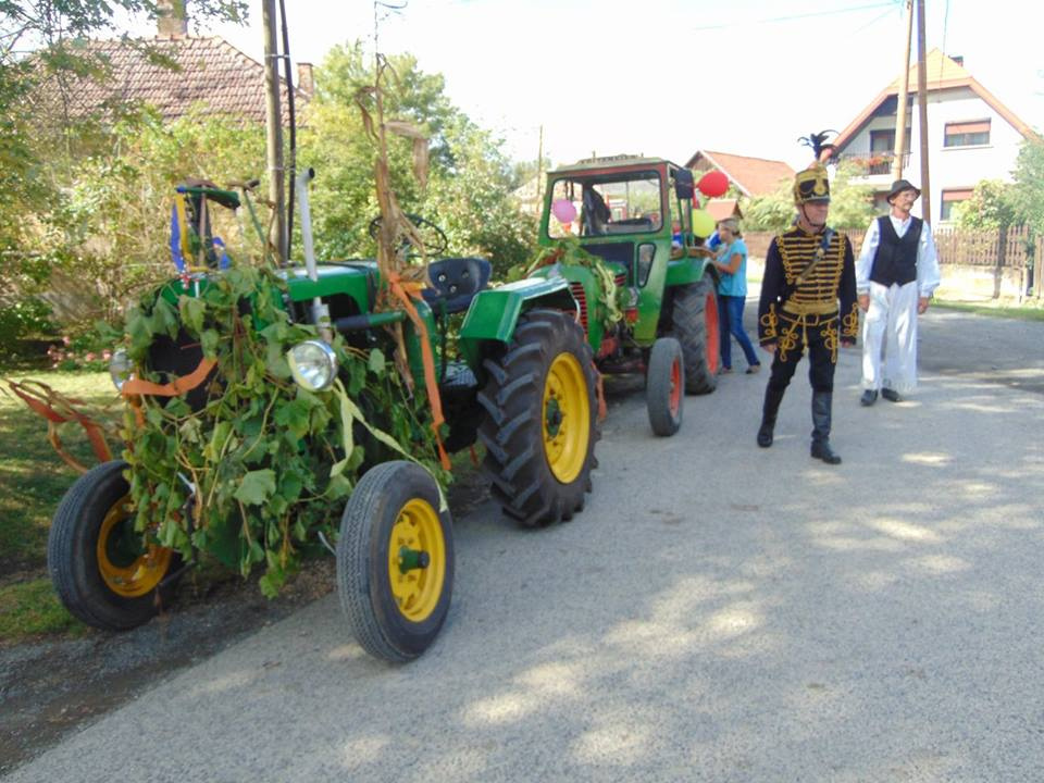 Traktorok felsorakoztak