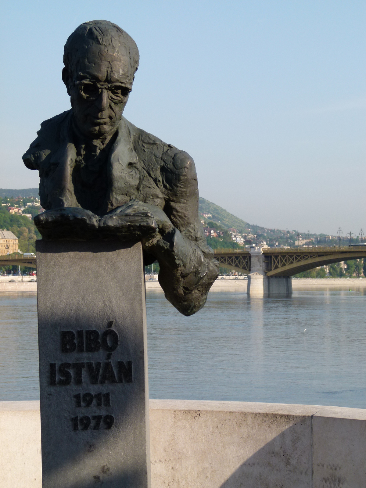 Bibó István szobra (P1140344)