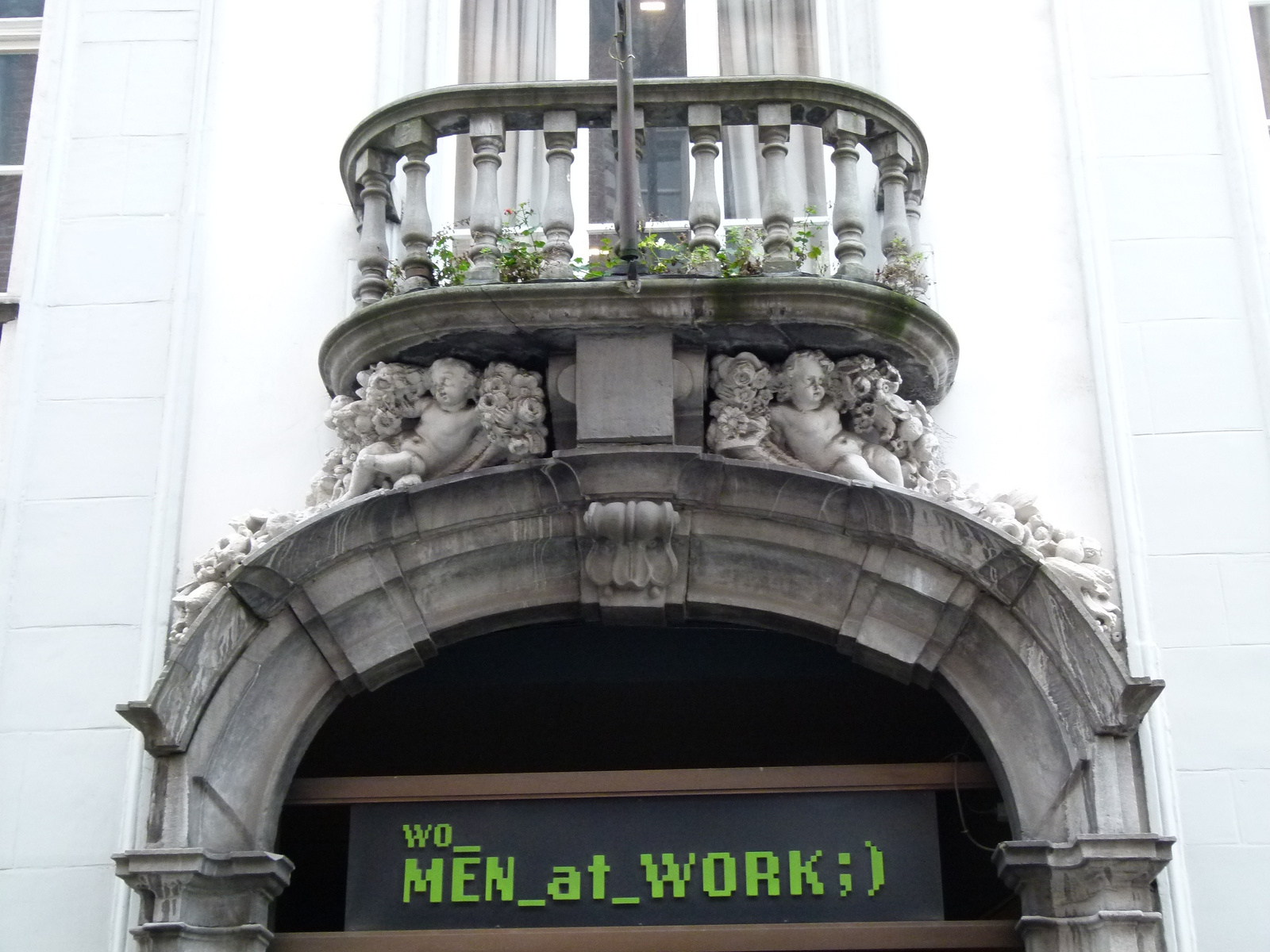 Brugge - wo men at work;) (P1280593)