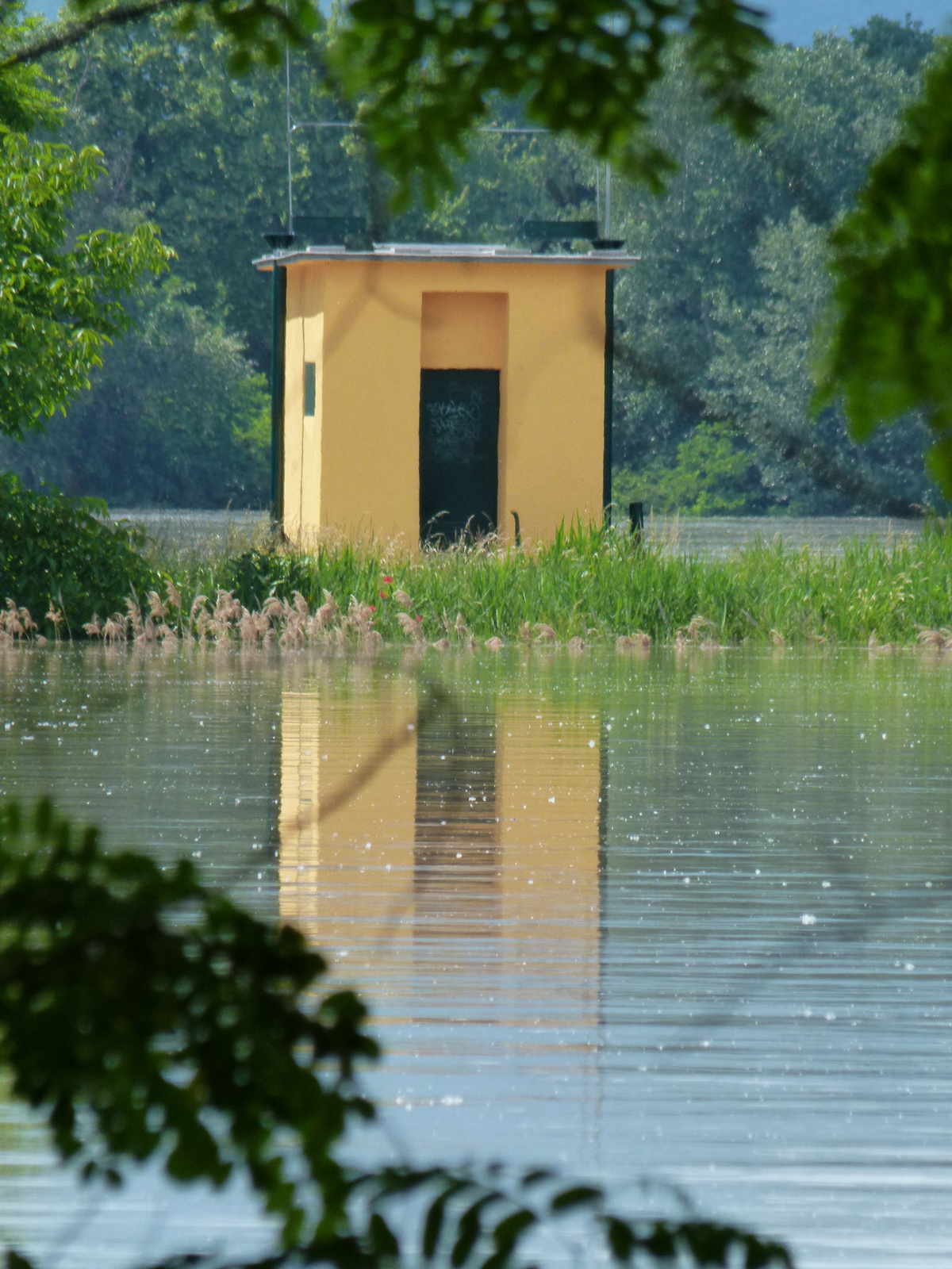 Egy sárga ház - a vízben (P1350943)