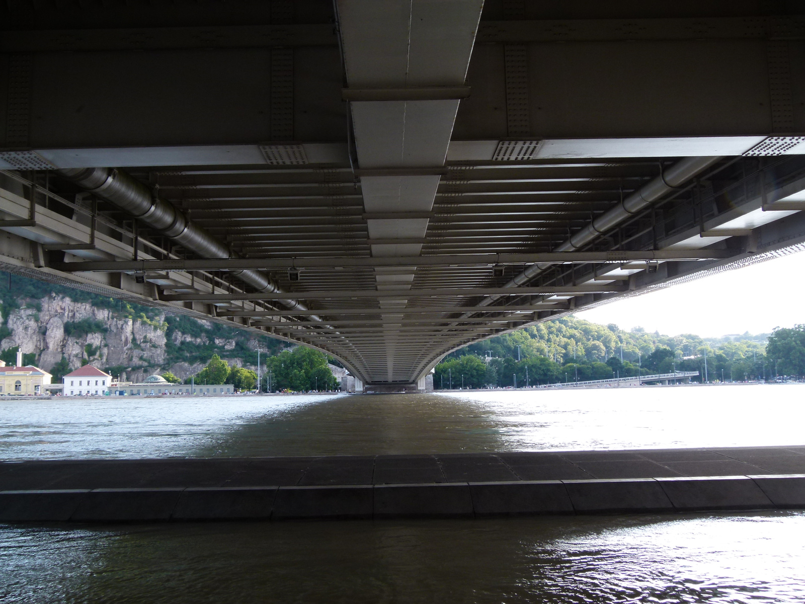 Erzsébet híd alatt árvíz idején (P1360751)