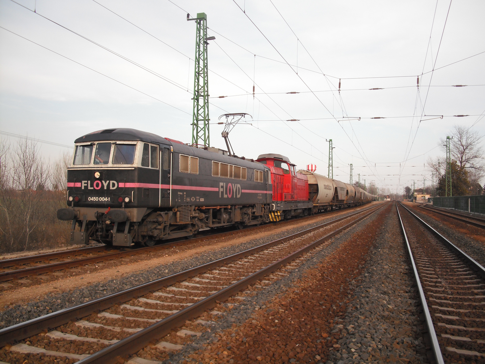 450 004-1 + Floyd Dácsia