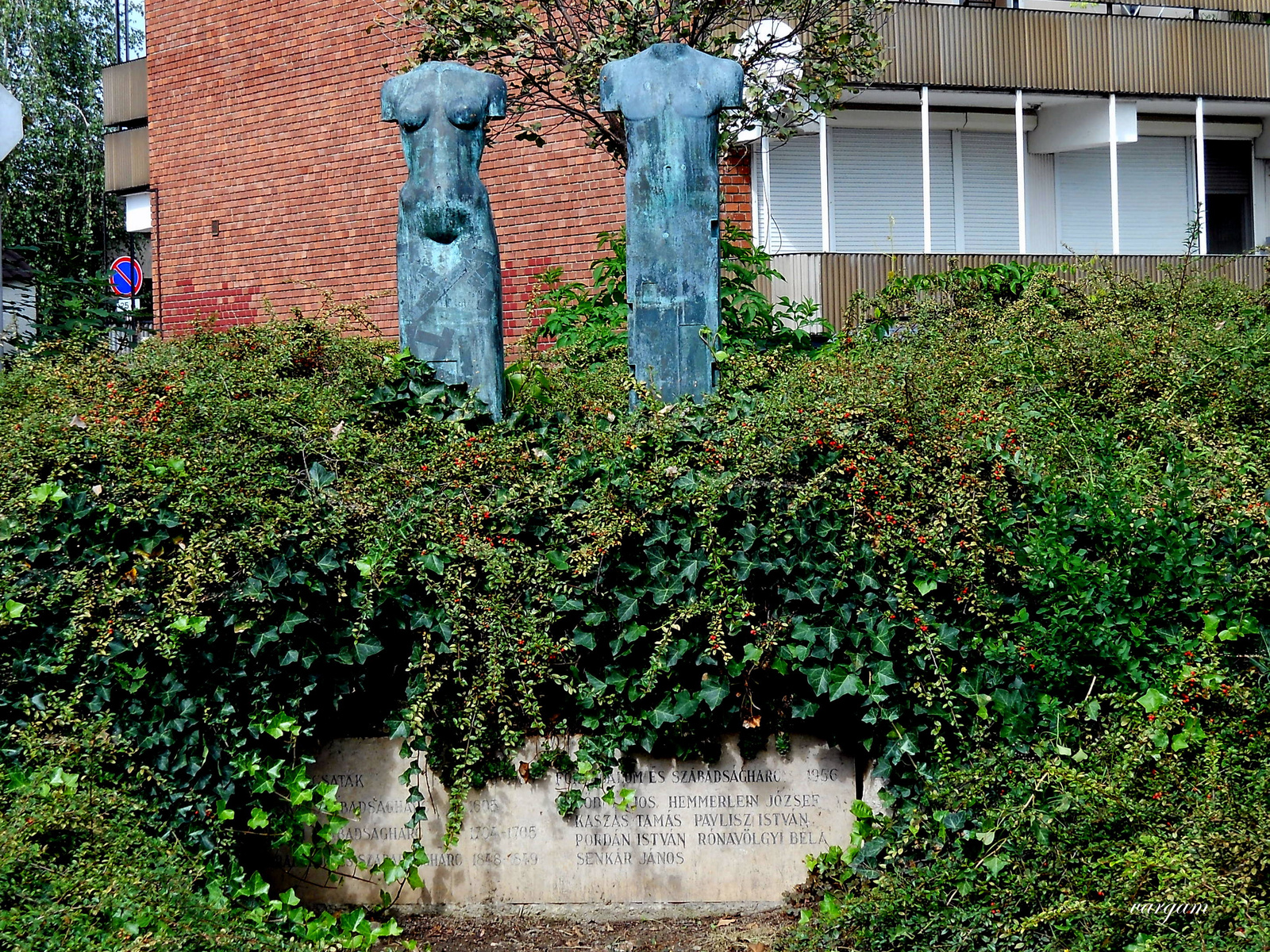 Tata szobrok a parkban