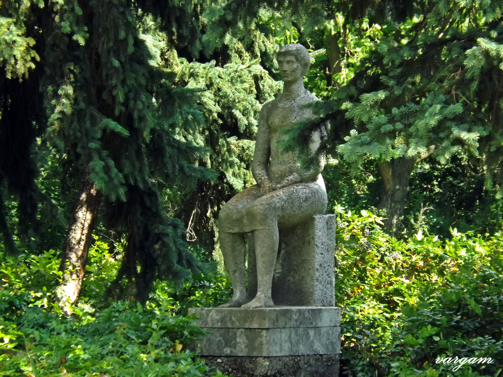 Bábolna Ülő nő szobor az Arborétum oldalánál