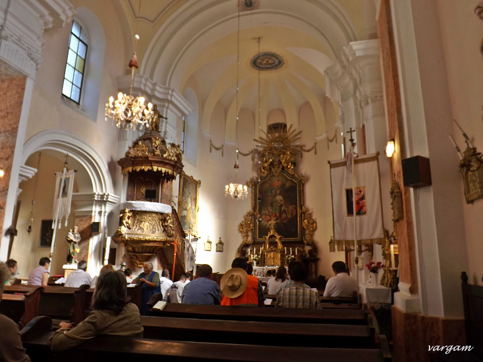 Bakonyszombathely Katolikus Templom zarándokokkal