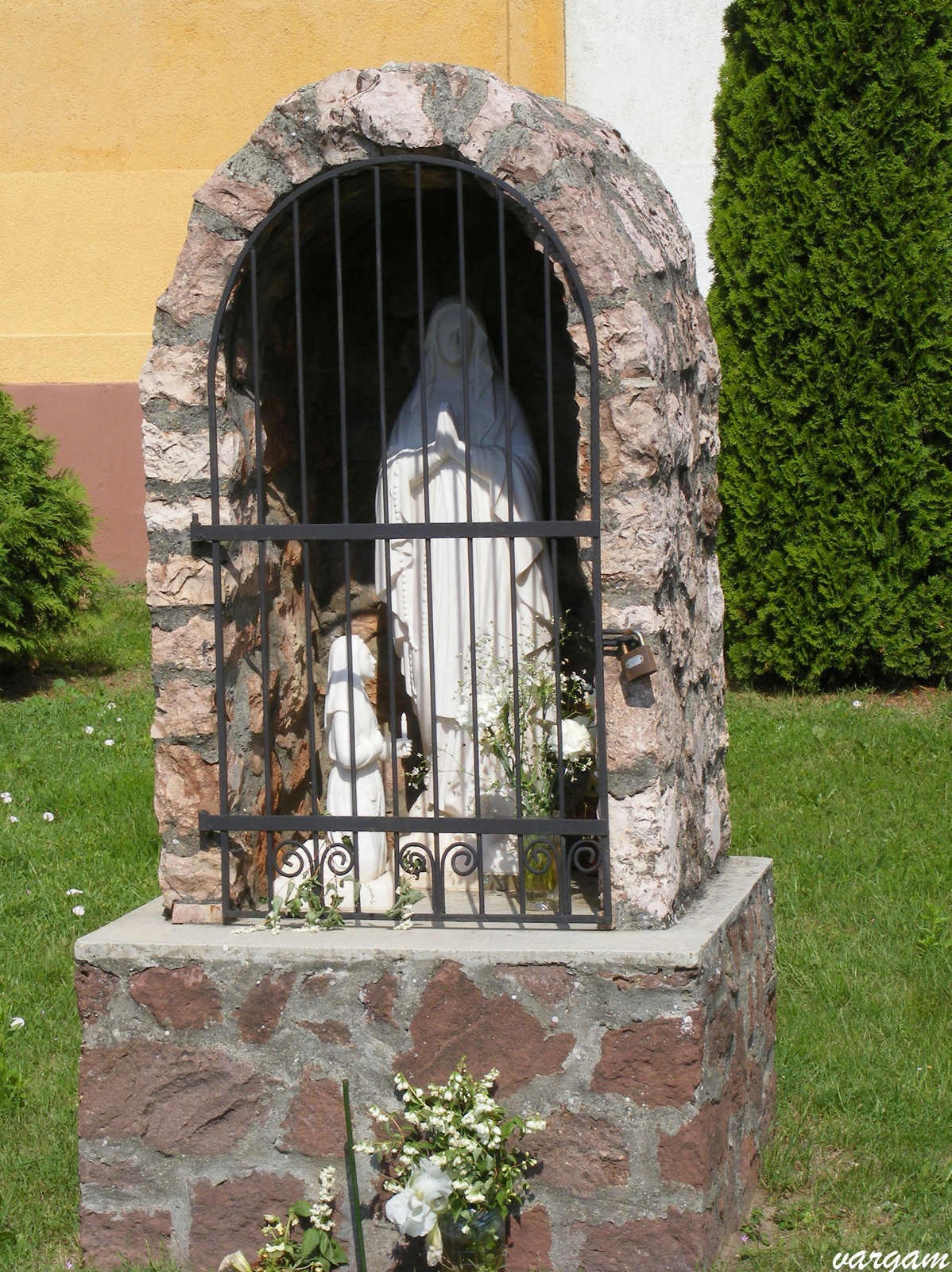 Bakonyszombathely Mária szobor a templom elött