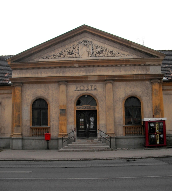 A postaépület bejárata