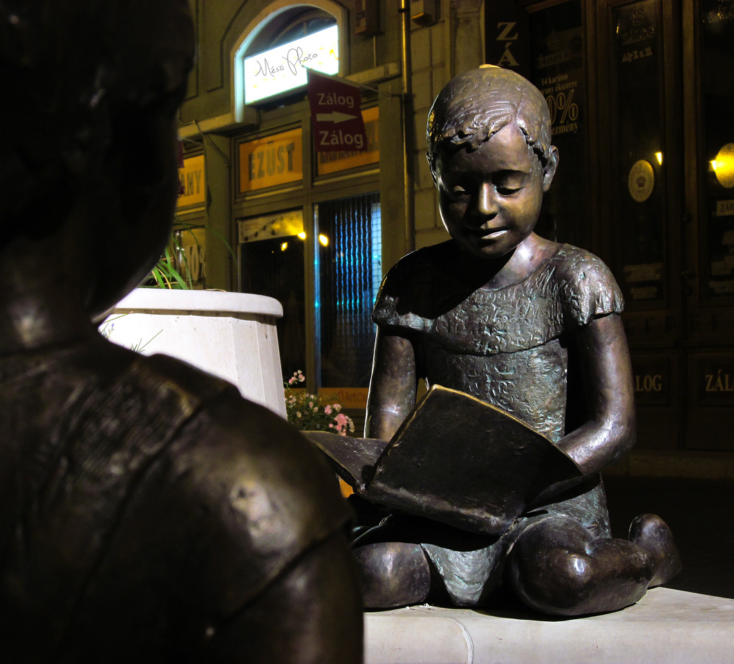 Olvasó gyerek szobor 2