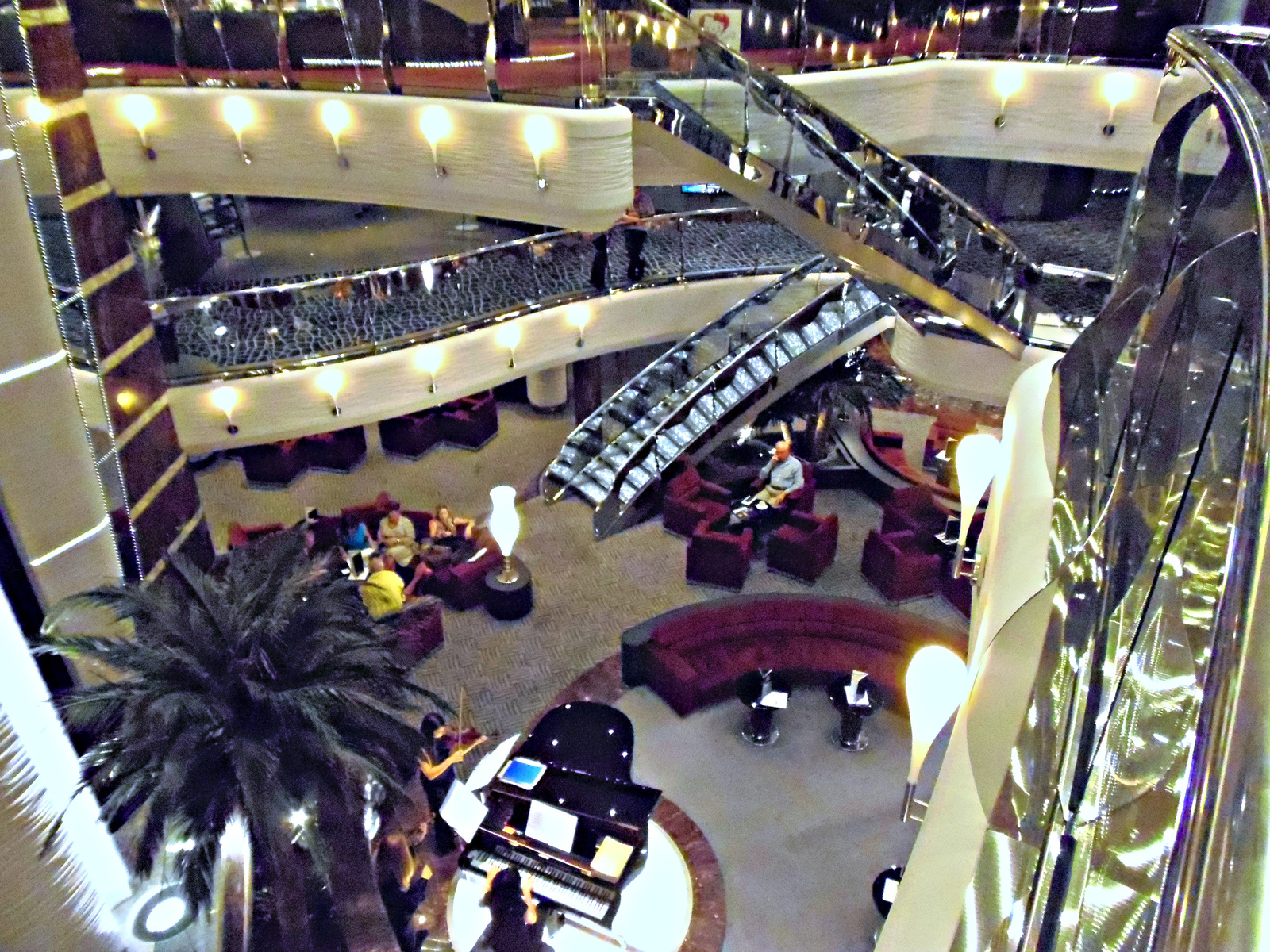 MSC Divina a luxushajó lobby