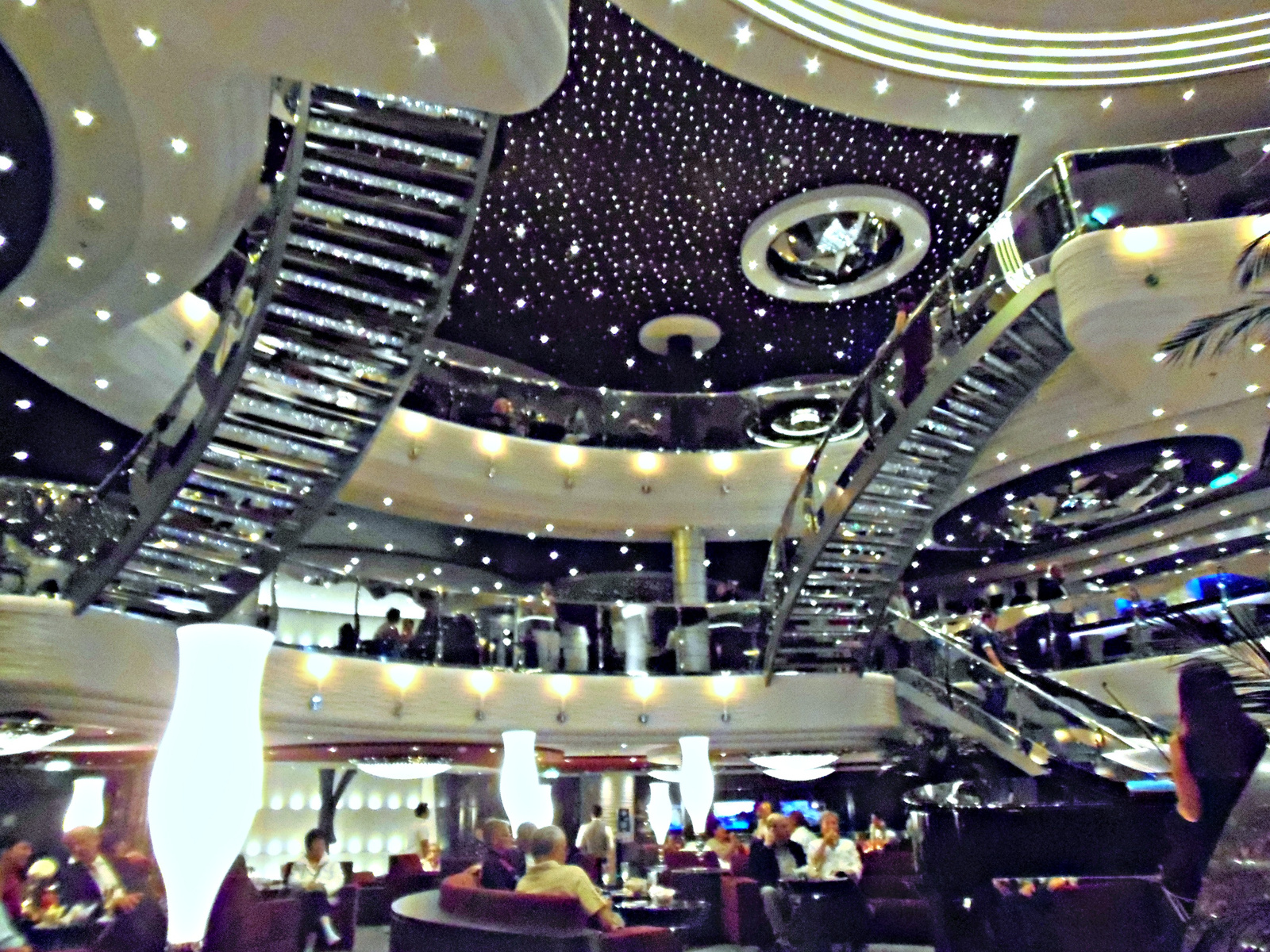 MSC Divina a luxushajó lobby