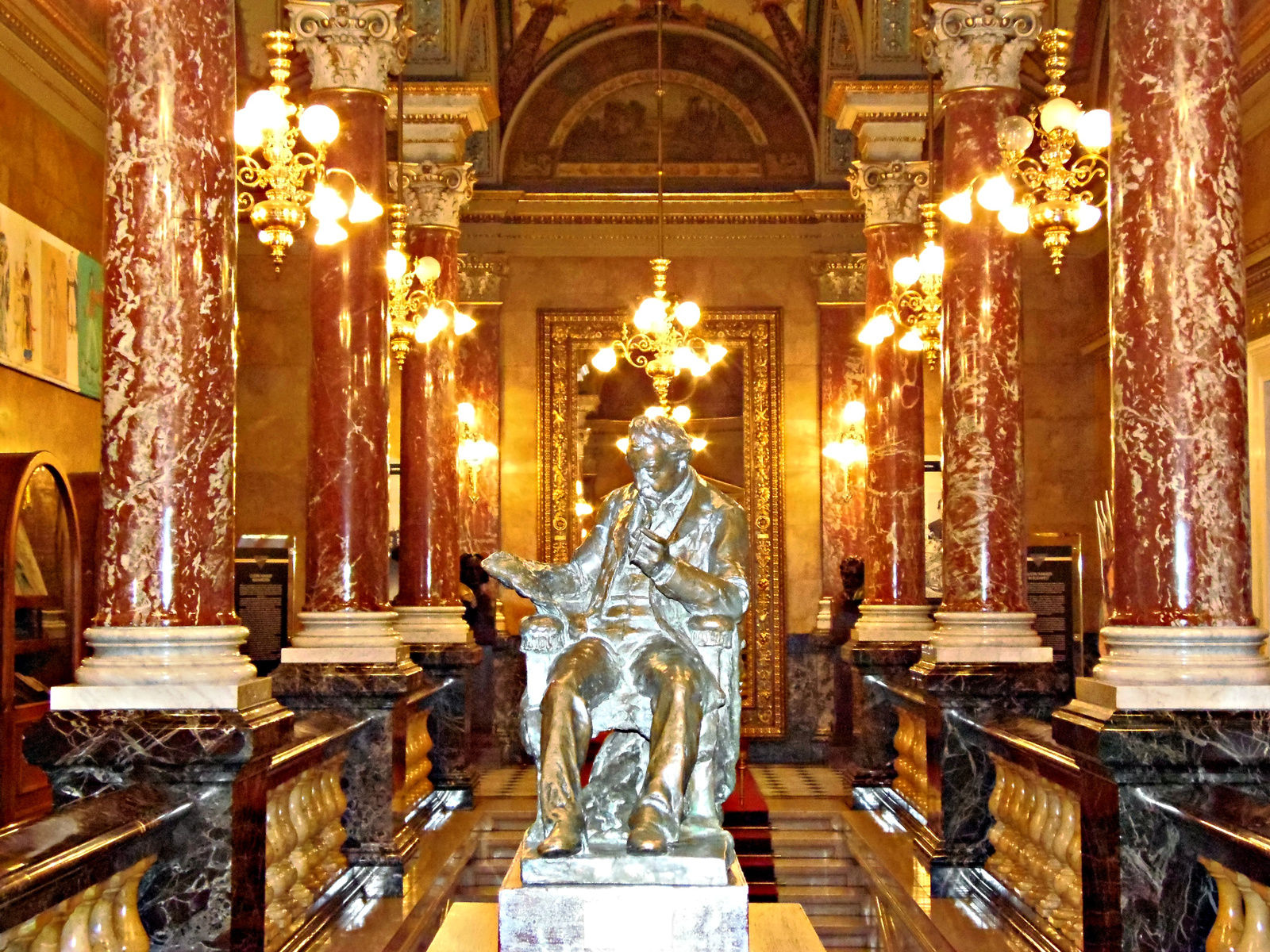Operaház Királyi lépcső, az előtérbe Ybl Miklós szobra