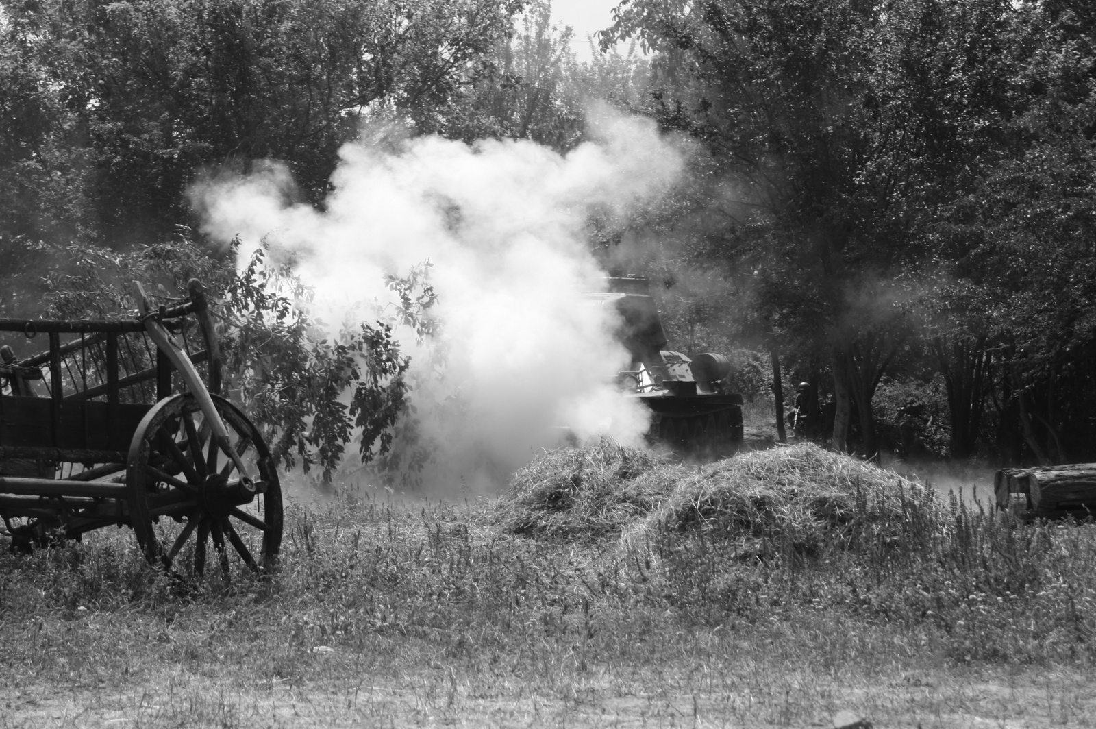 Támadásba lendül a T-34 es páncélos