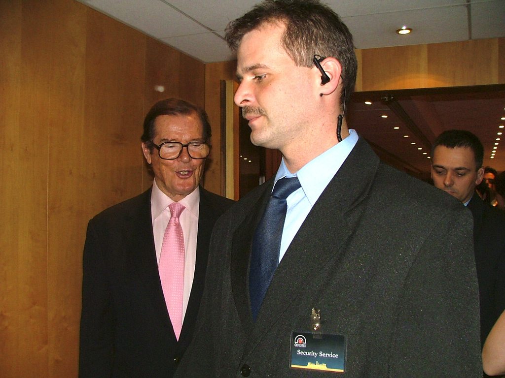 Sir Roger Moore 2006 - Őrmester