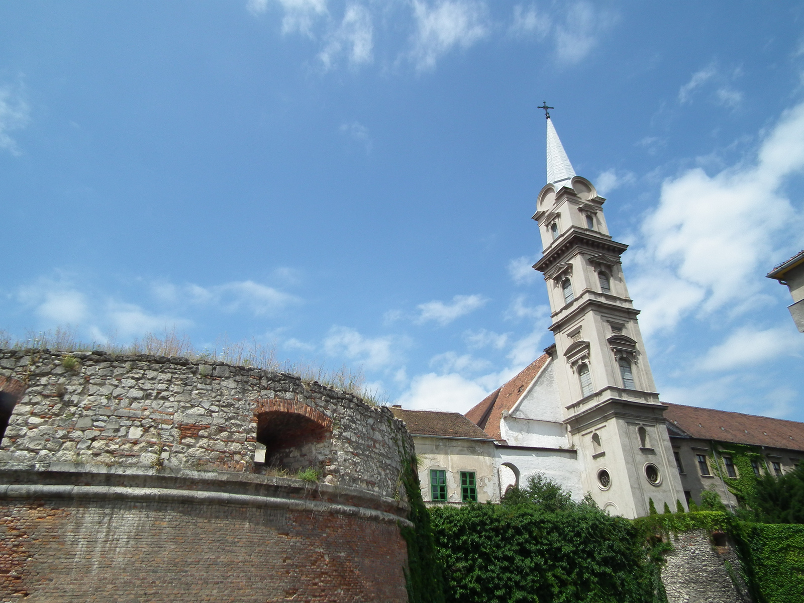 Városfal templommal