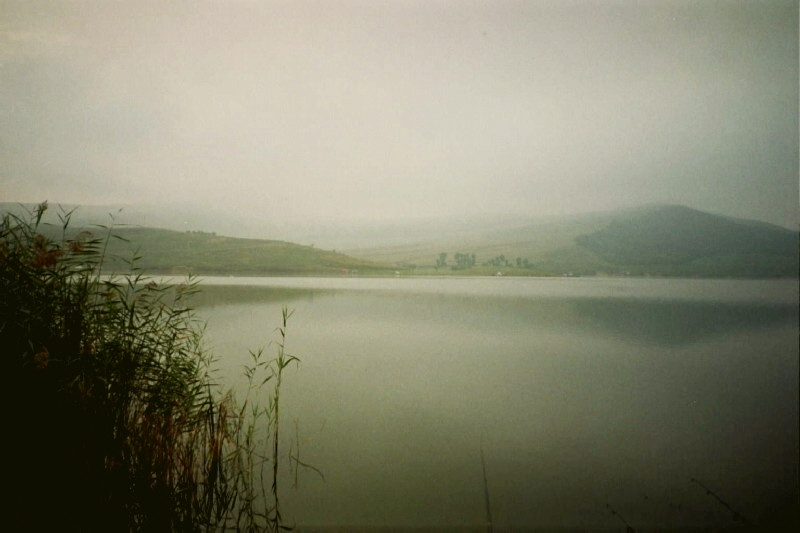 Ködös novemberi napon, tükörképben a Mezőzáhi tó, Erdély