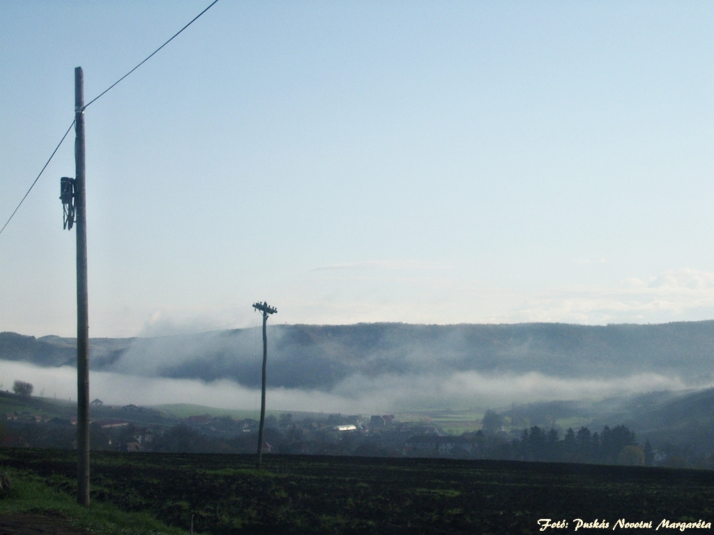 ködbe borulva (2013 04 11) (fotózva a szélvédőn keresztül) (01)