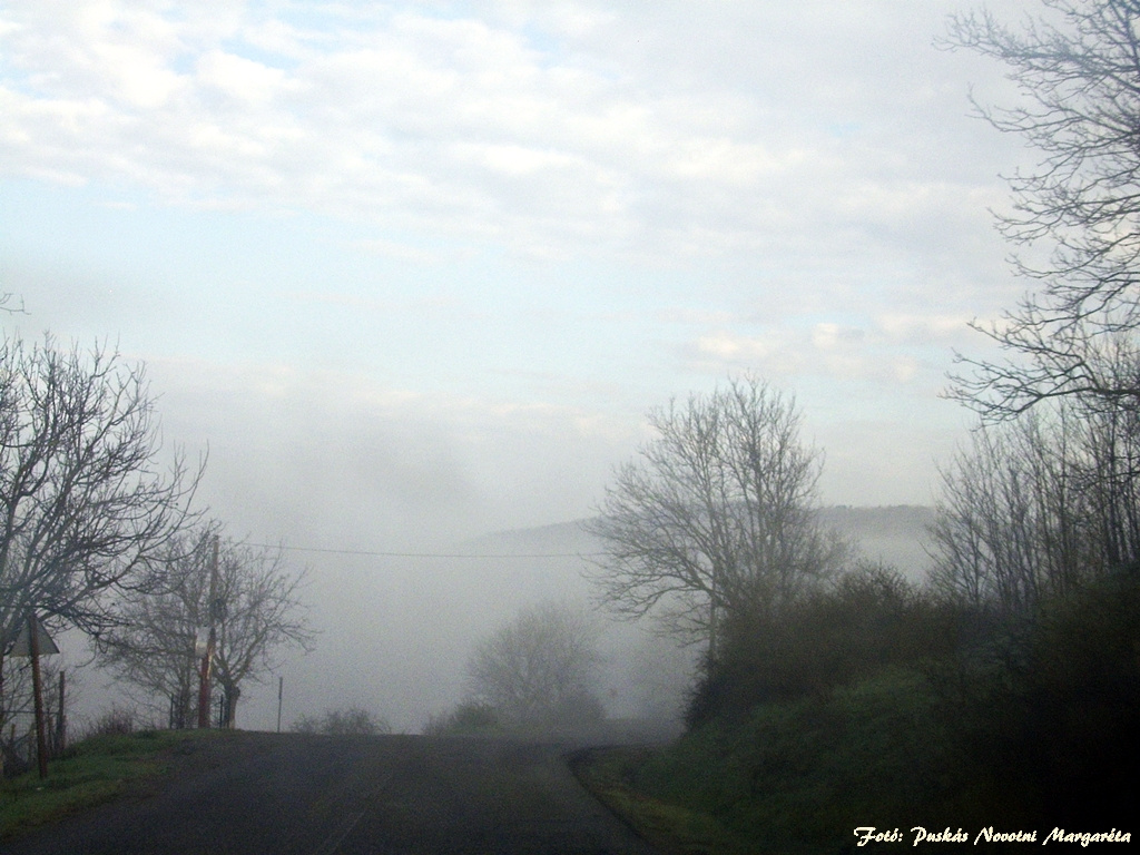 ködbe borulva (2013 04 11) (fotózva a szélvédőn keresztül) (04)