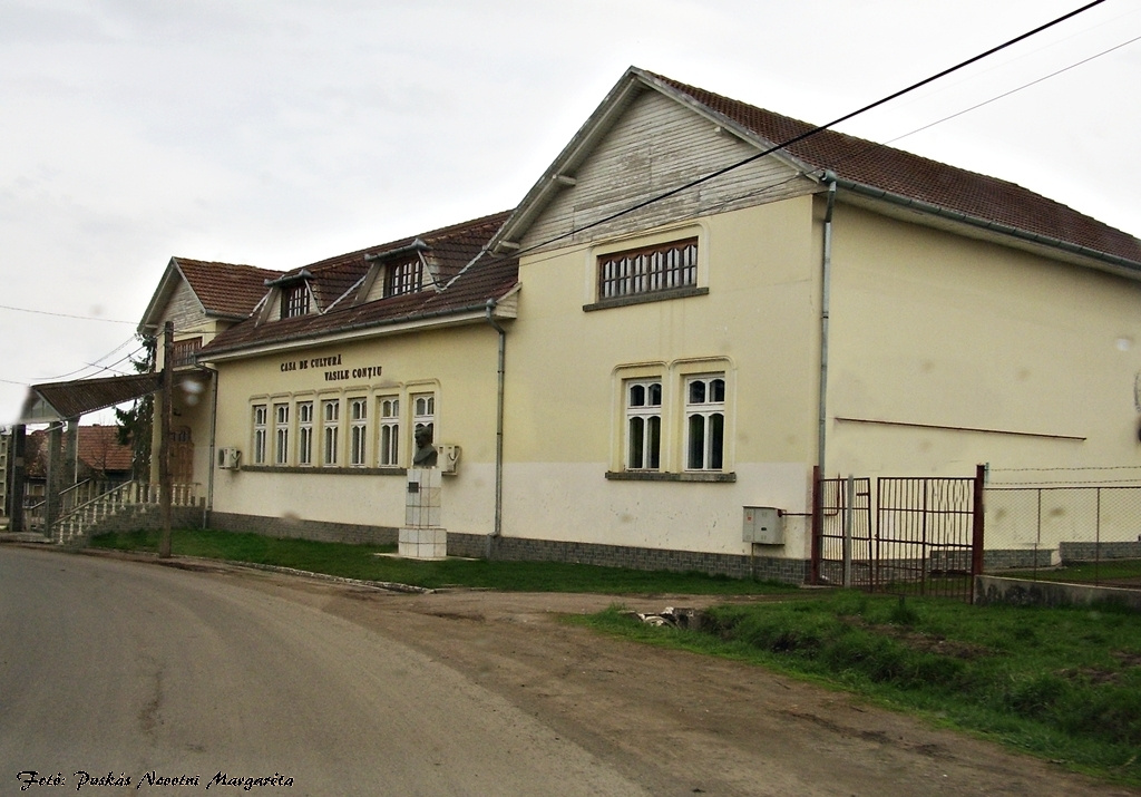 Rücs (Râciu),Erdély. Művelődési ház (fotózva a szélvédőn kereszt