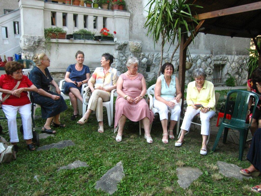 Somlai Ági olvassa az aranyköpéseket