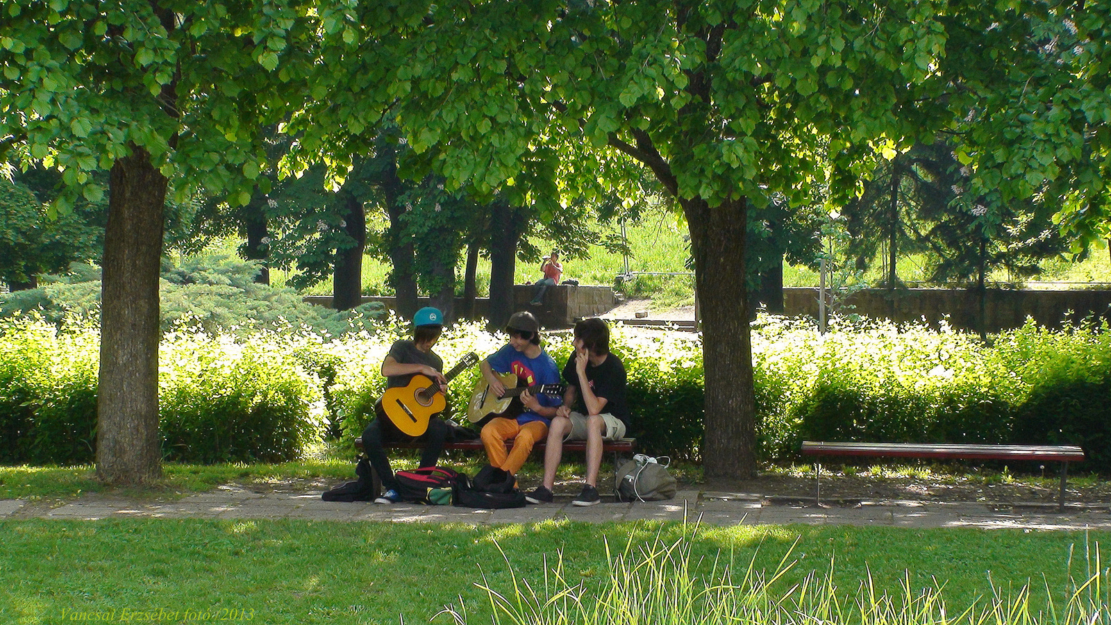Zenélő fiatalok az egri Érsekkertben.